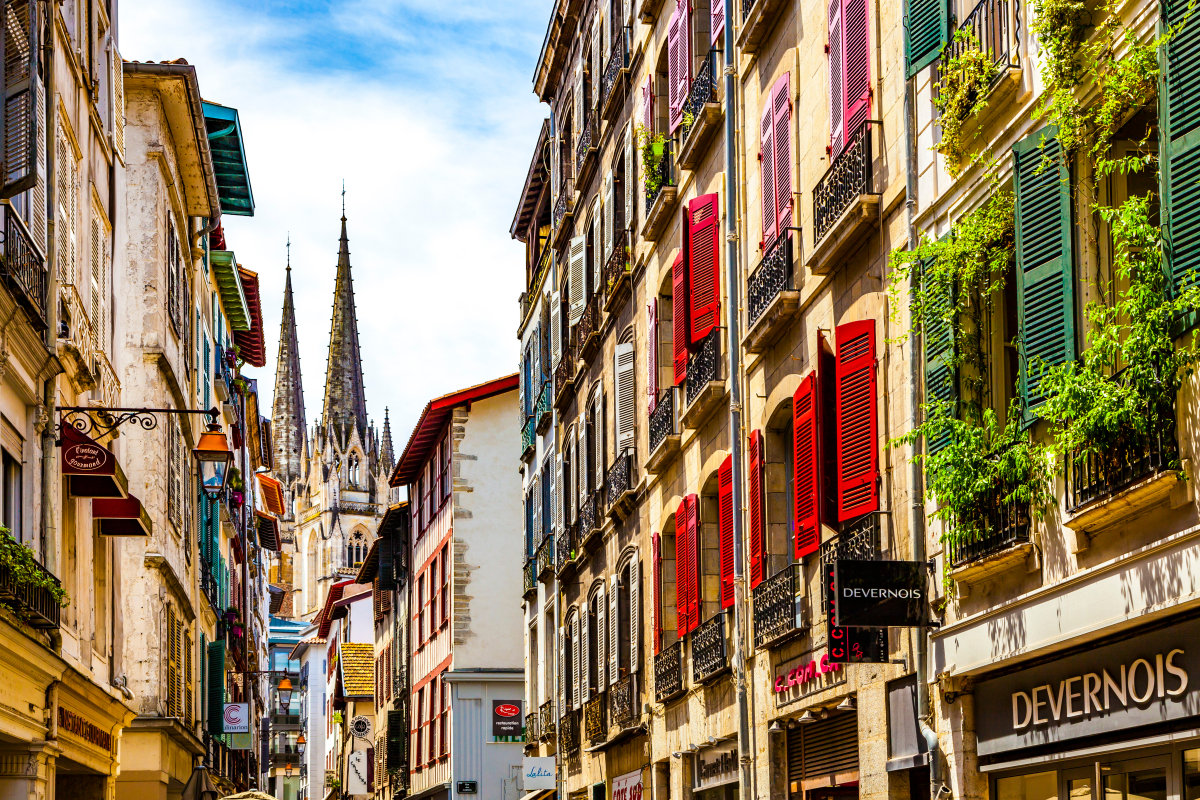 Plusieurs communes du Pays Basque, dont Bayonne, vont profiter de la construction de nouveaux logements neufs Territoires engagés pour le logement — une petite rue de Bayonne