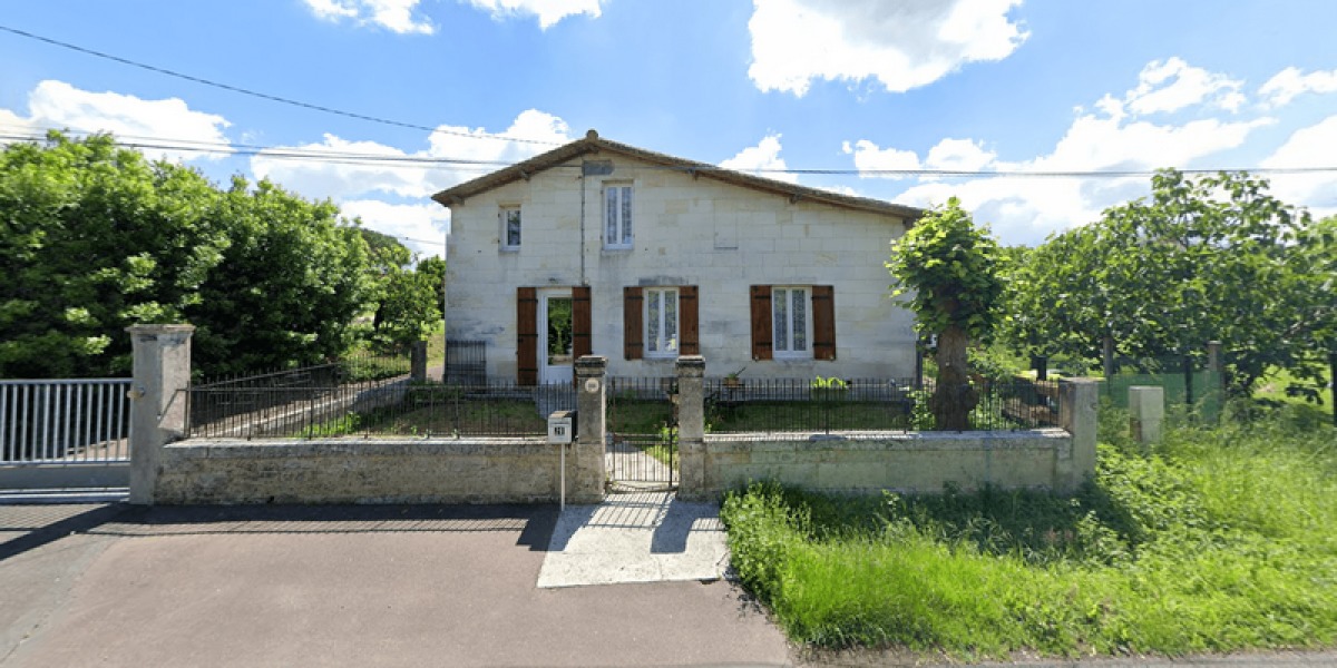  Immobilier neuf à Saint-Loubès – Dans la rue Saint Aignan près du centre-bourg de Saint-Loubès, d‘anciennes bâtisse en pierres blanches constituent le paysage immobilier local