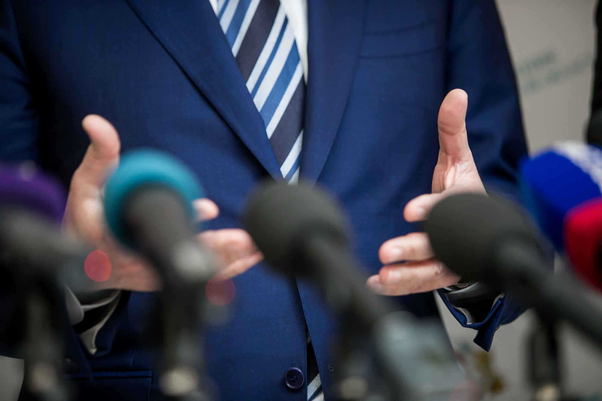 Homme politique faisant un discours lors d'une conférence de presse