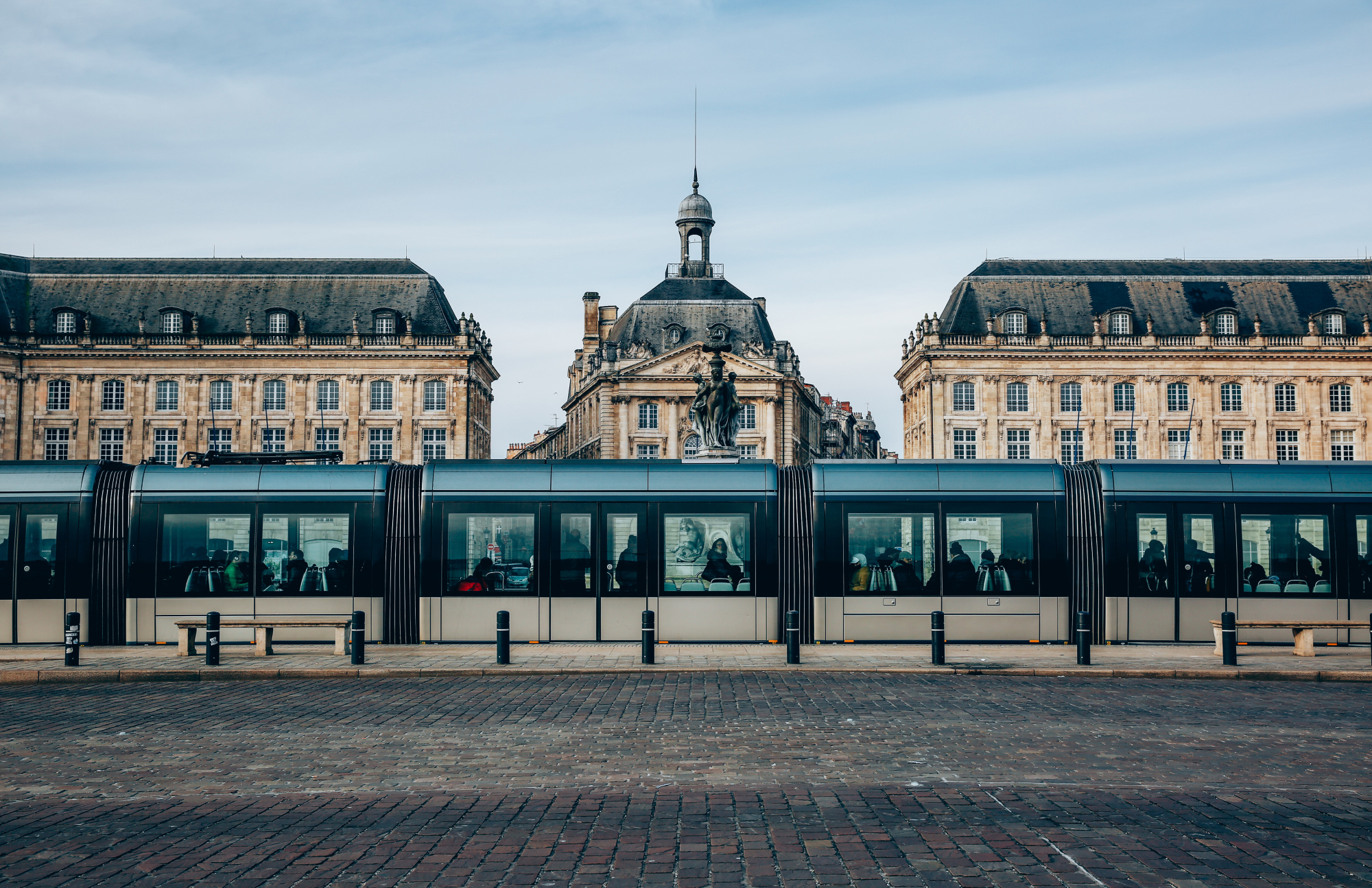 Le tramway à Bordeaux, place de la Bourse