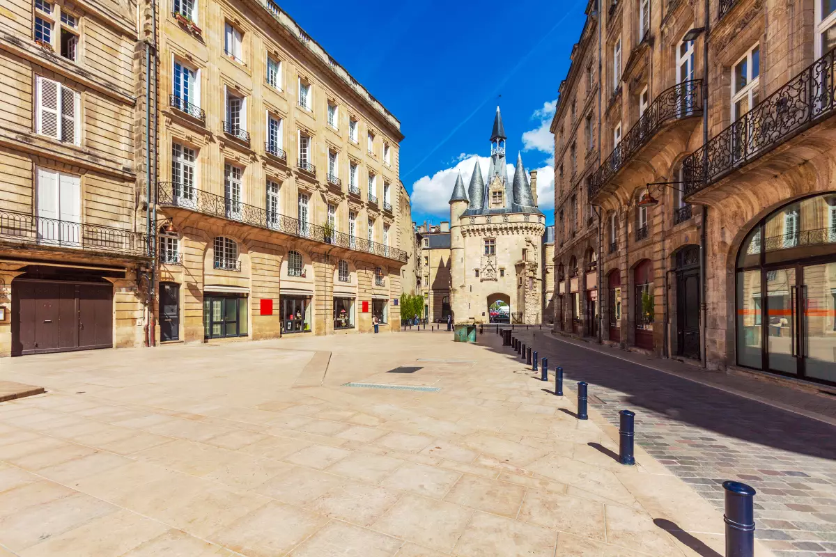 Le centre-ville de Bordeaux présente de belles opportunités d'investissement dans l'immobilier neuf Investir en immobilier neuf à Bordeaux Centre - le centre-ville de Bordeaux et la Grosse Cloche