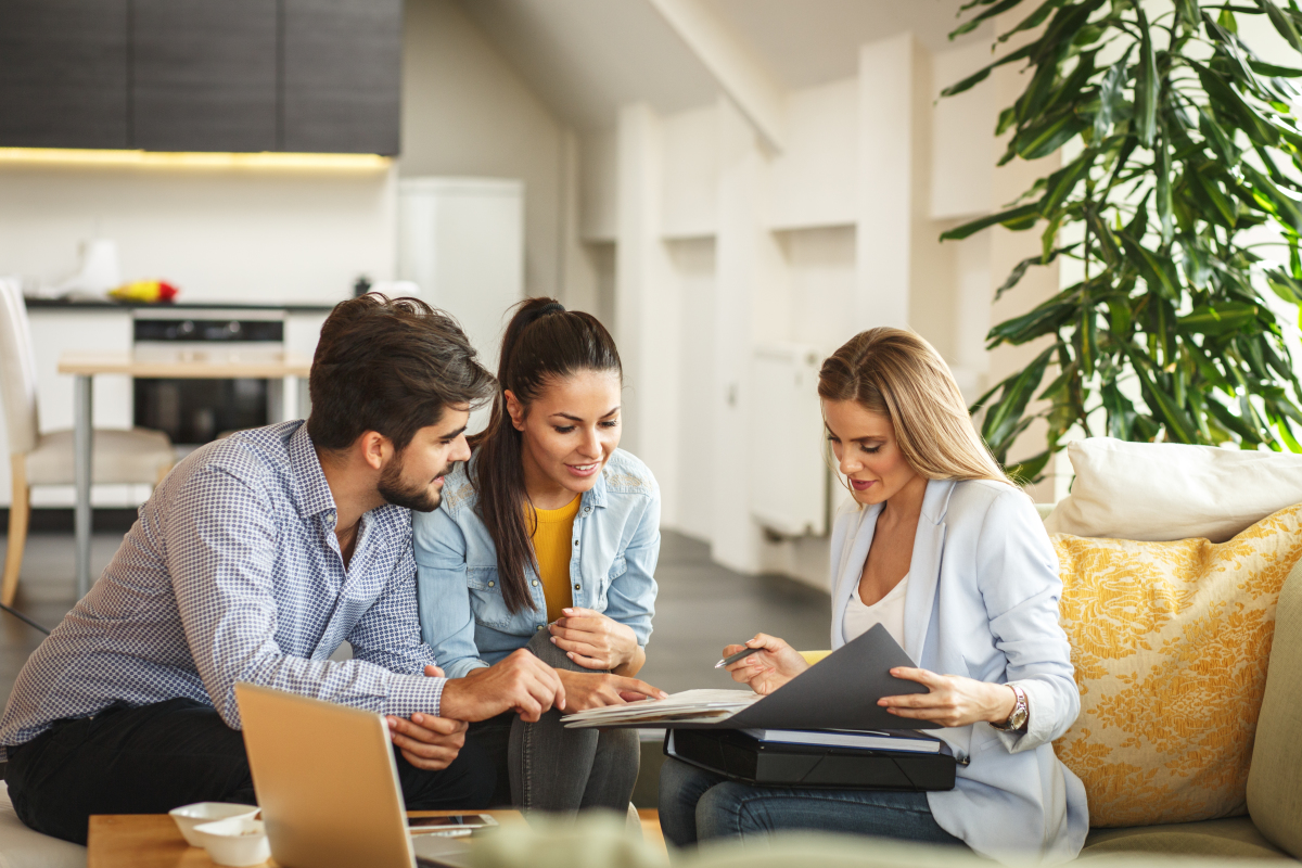 appartement neuf Blanquefort – un couple d’acheteurs en rendez-vous avec une courtière en immobilier neuf