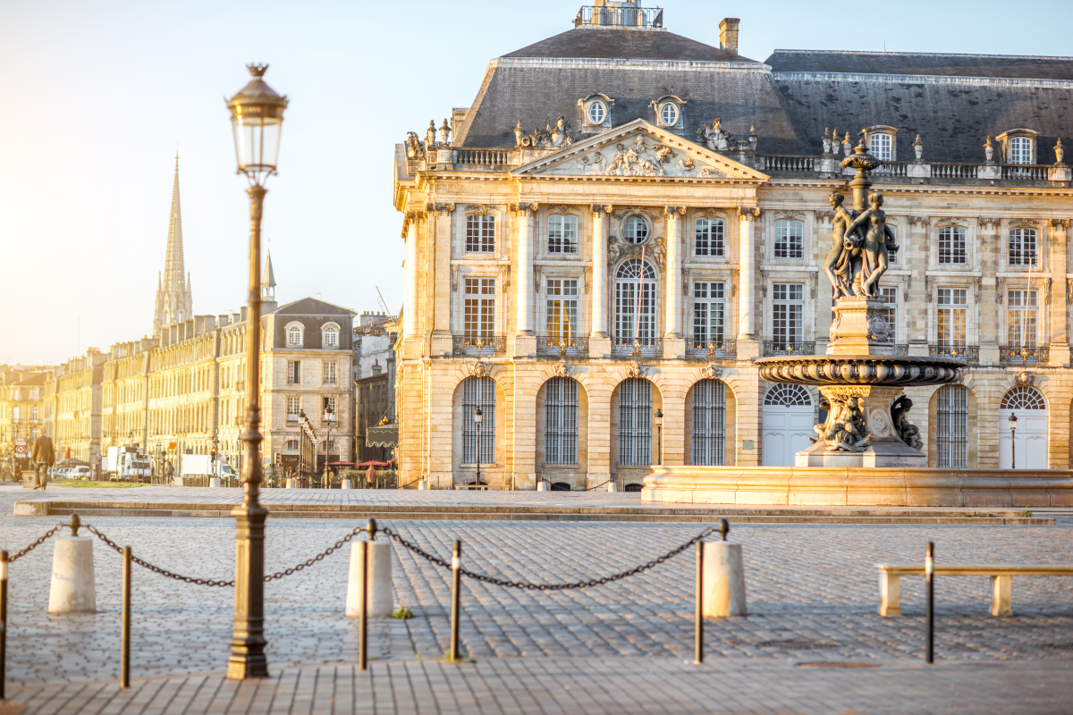 Prêt immobilier à Bordeaux - La place de la Bourse dans le centre de Bordeaux et sa fontaine