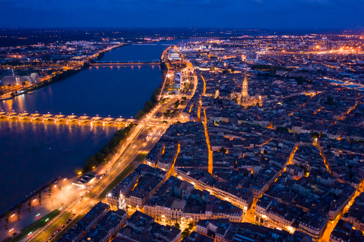 Crédit immobilier à Bordeaux - Vue aérienne de la ville de Bordeaux de nuit