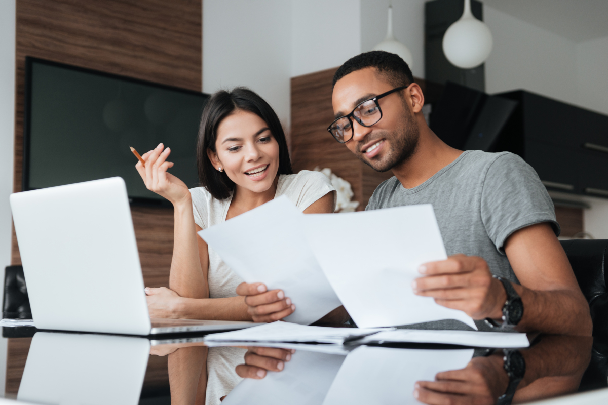 aides à l'achat immobilier neuf - Un couple analysant ses finances