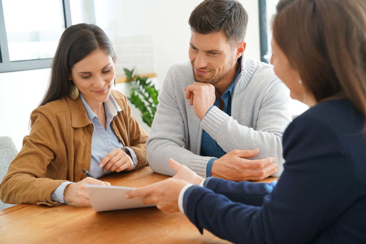 un rendez-vous entre un agent de gestion et un couple 