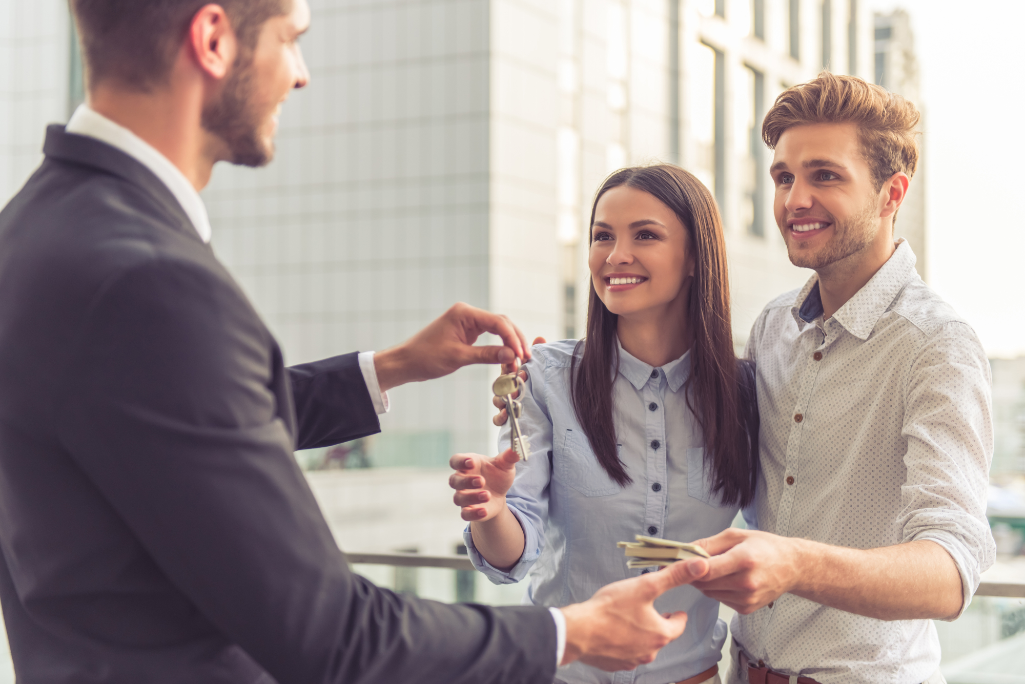 Remise de clefs pour la location d'un appartement neuf