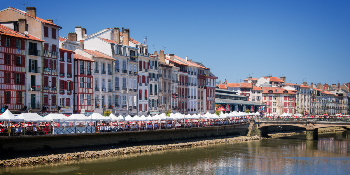 Meublé de tourisme AirBNB – Vue des quais de Bayonne