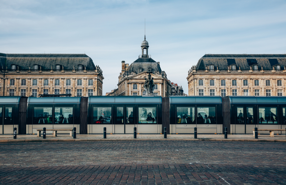  Boulevard de Bordeaux - une ligne devant la place de la bourse dans la ville de Bordeaux