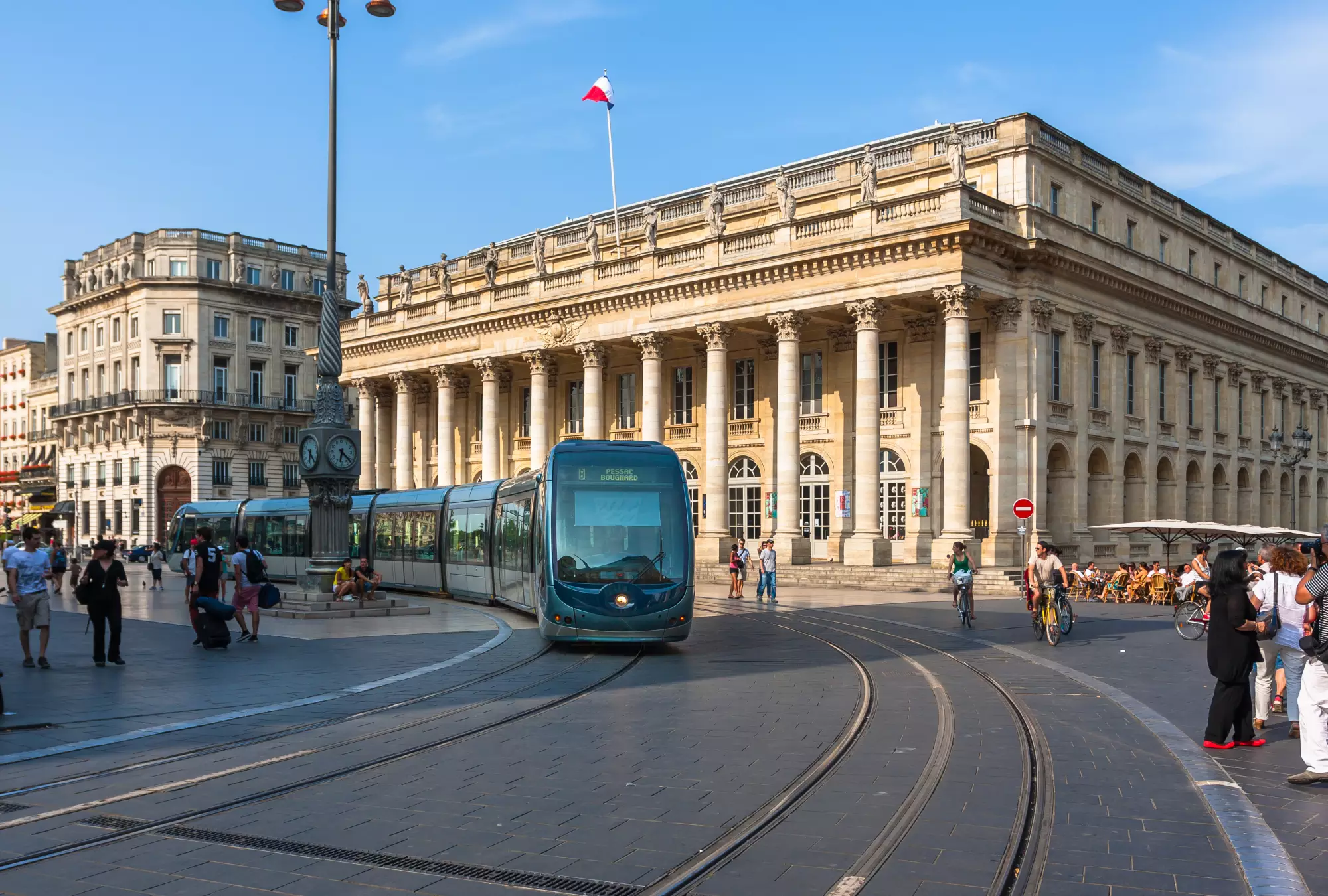 Tram Bordeaux - © Sergey-Kelin - Shutterstock