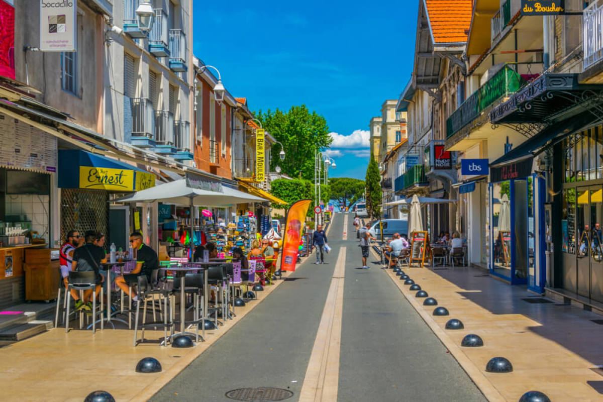 Ruelle historique de la ville d'Arcachon, en périphérie de Bordeaux Immobilier neuf Bordeaux Métropole - L'immobilier neuf sur le Bassin d'Arcachon demeure accessible