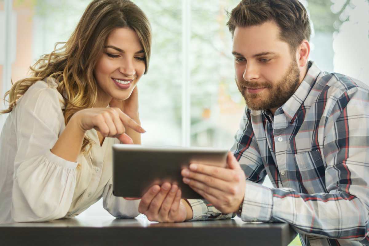 Ce couple bordelais peaufine son dossier de renégociation de crédit Comment négocier son prêt immobilier - couple se renseignement sur les possibilités de négociation de prêt immobilier