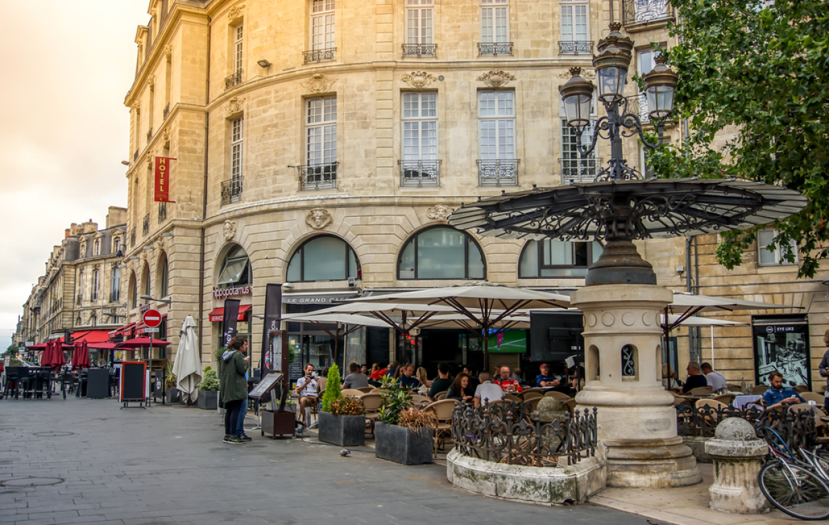 Investissement immobilier Bordeaux - toits de logements Haussmanniens