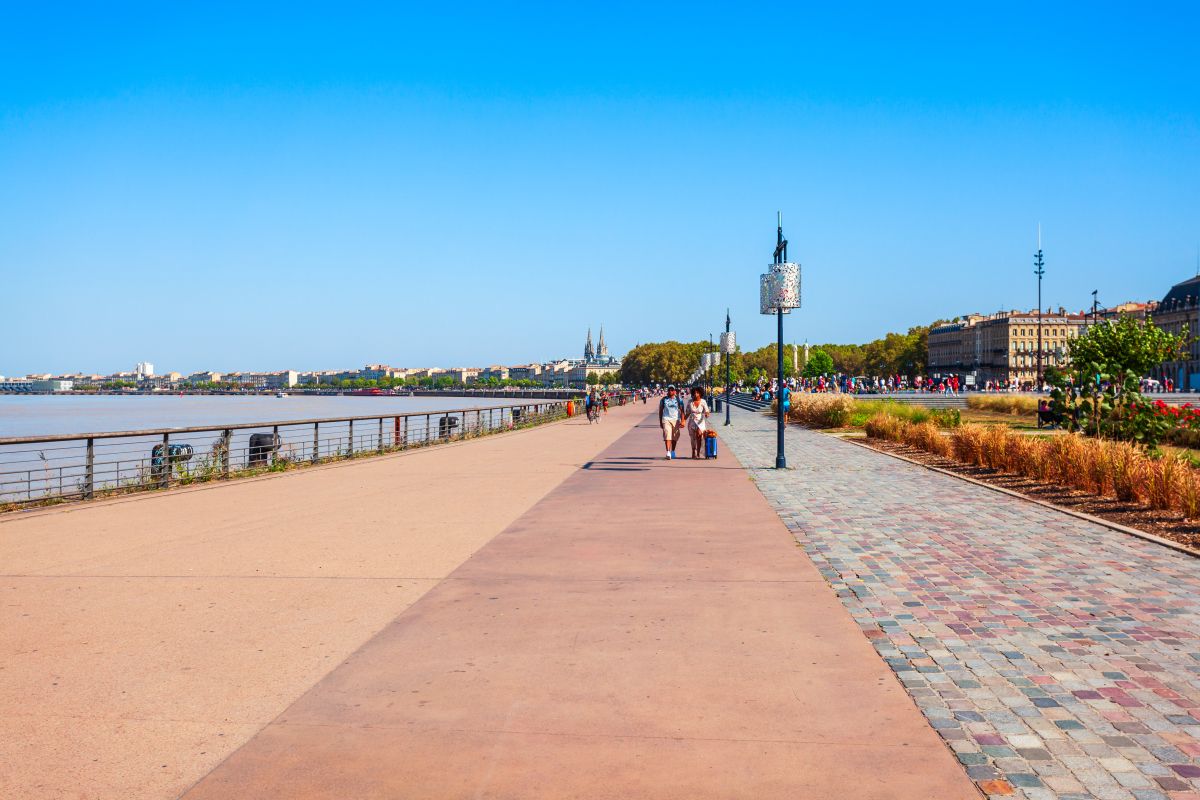Baisse des prix immobilier Bordeaux — Des personnes se promènent sur les bords de Garonne à Bordeaux