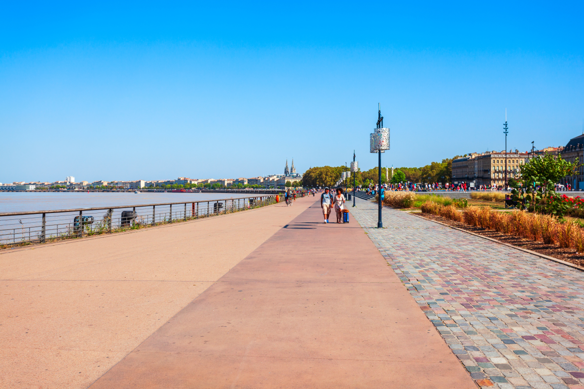 Baisse des prix immobilier Bordeaux — Des personnes se promènent sur les bords de Garonne à Bordeaux