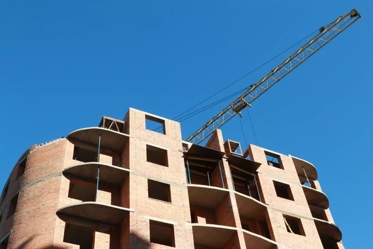 Relance promotion neuve - grue sur un chantier en construction