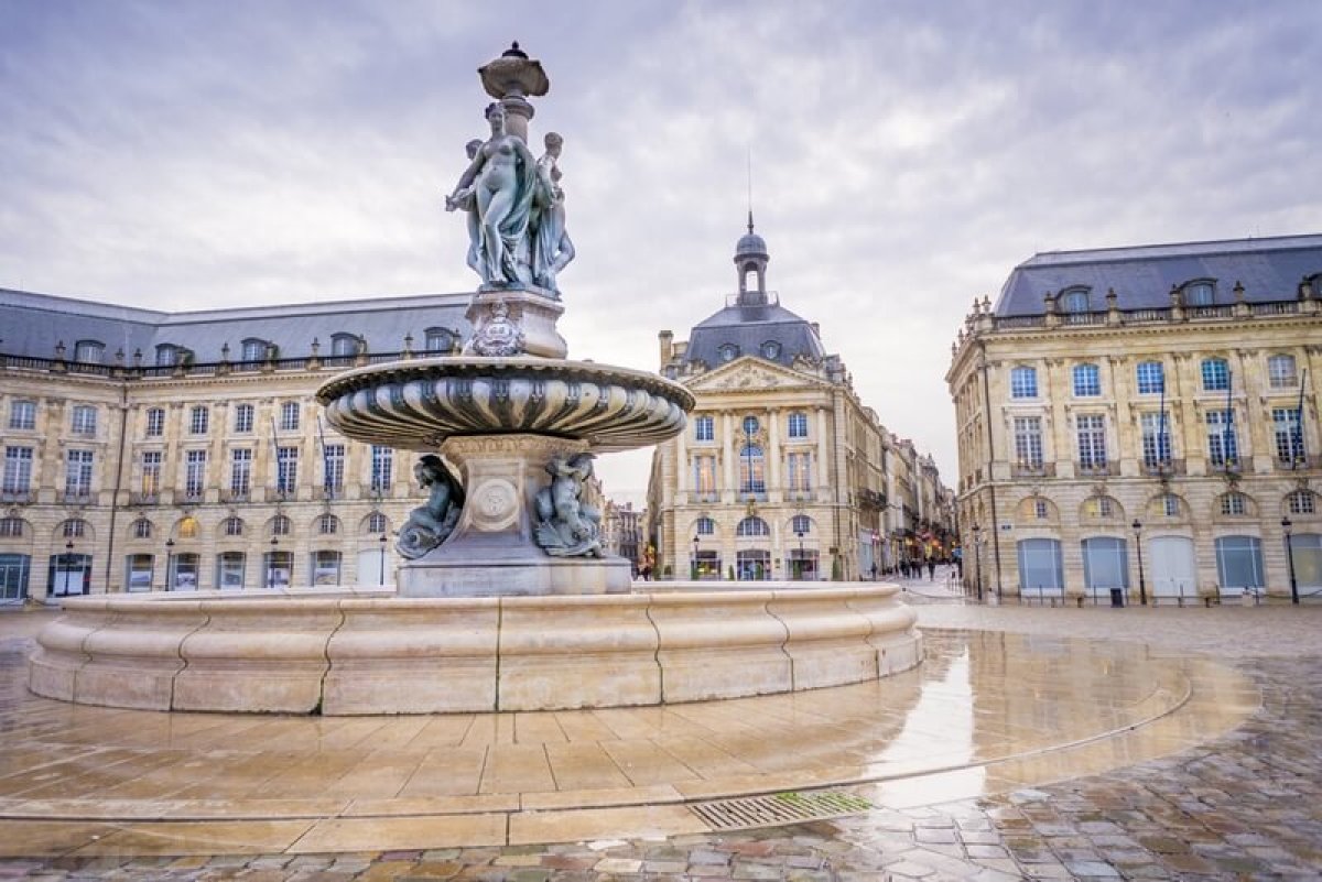 La Place de la Bourse et sa fontaine à Bordeaux en Gironde. La Place de la Bourse et sa fontaine à Bordeaux