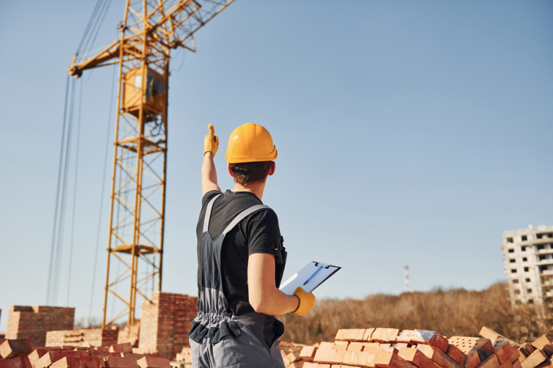 Relance promotion neuve - un ouvrier sur un chantier en construction