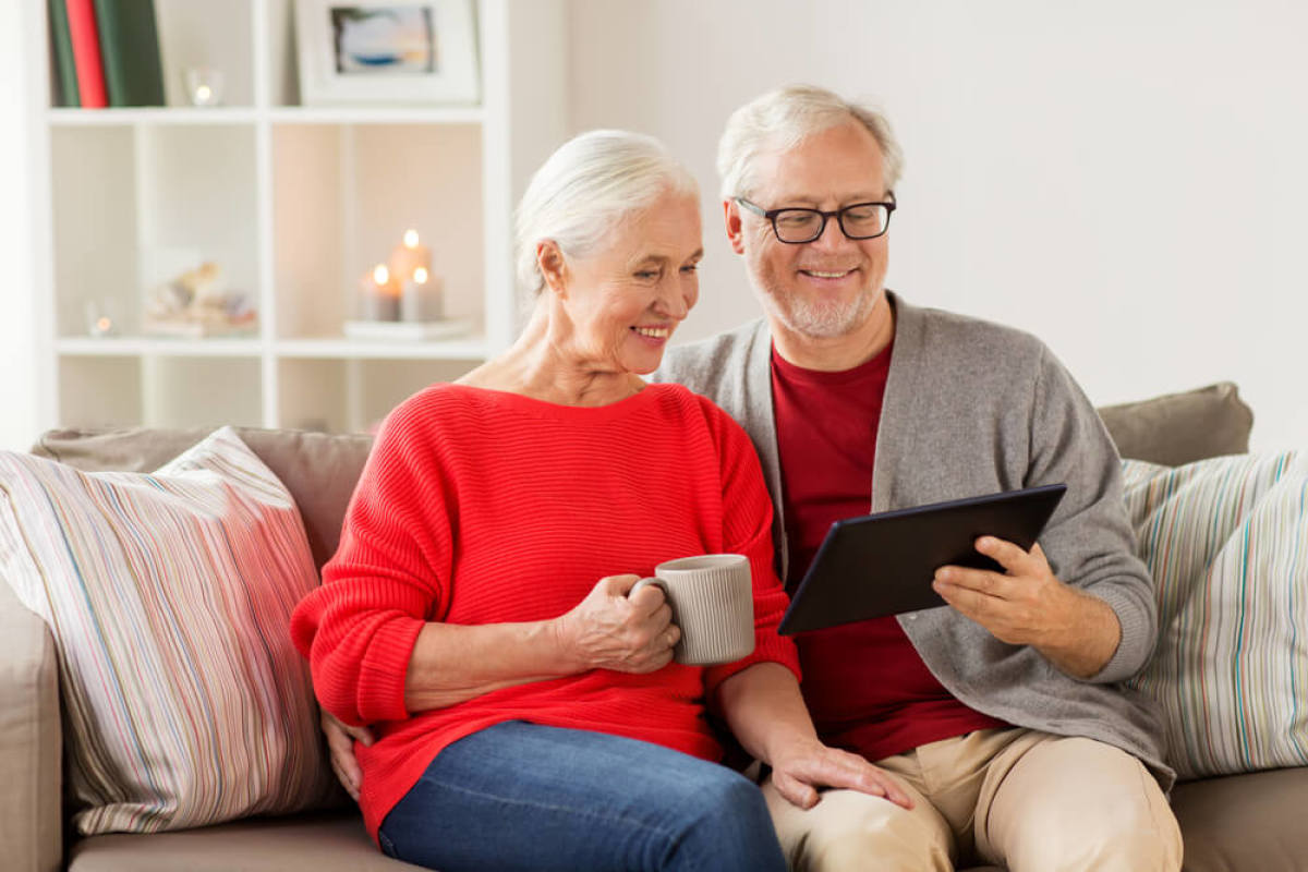 couple de seniors qui consulte sa tablette