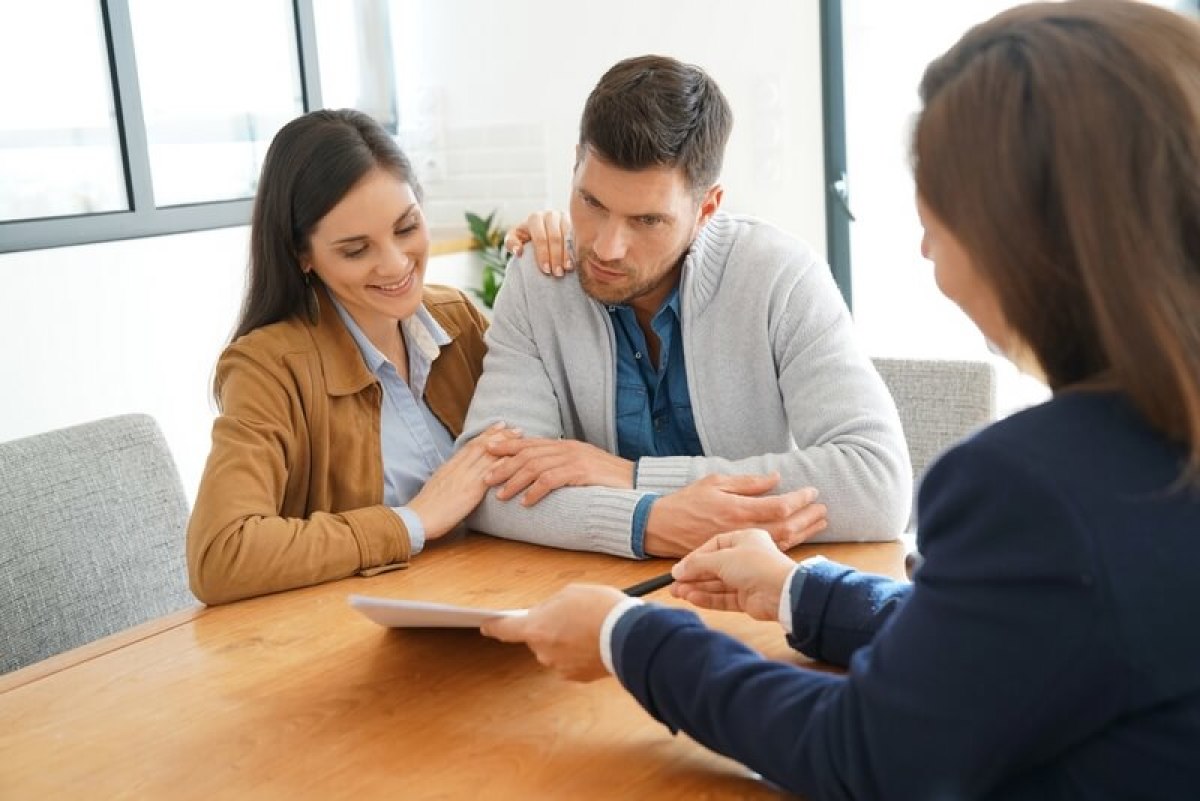 Couple assis face à un conseiller en défiscalisation