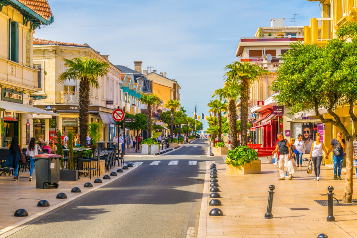 Immobilier à Arcachon - rue piétonne à Arcachon en été