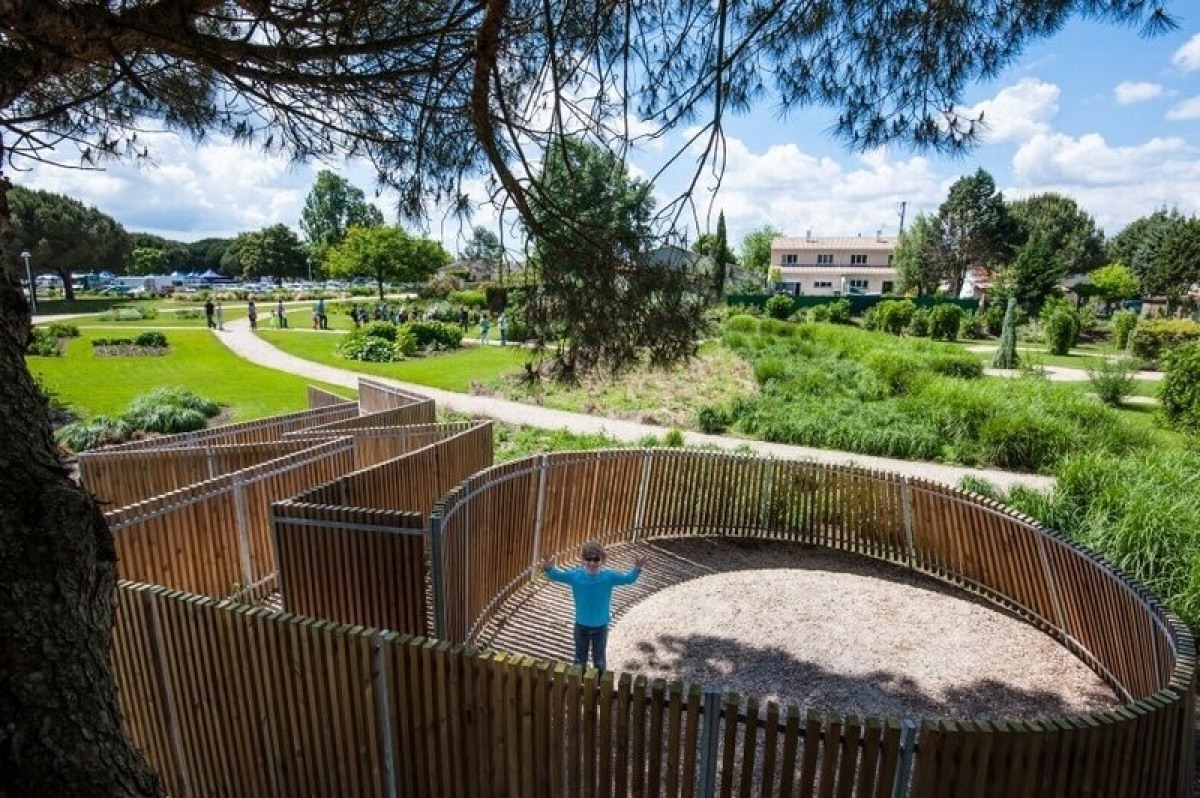 Un enfant qui joue dans un des espaces verts de Saint-Médard-en-Jalles