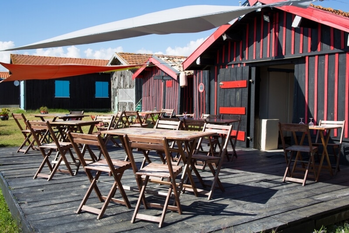 Immobilier à Arcachon - des cabanes de pêcheur réhabilitées en commerces de restauration