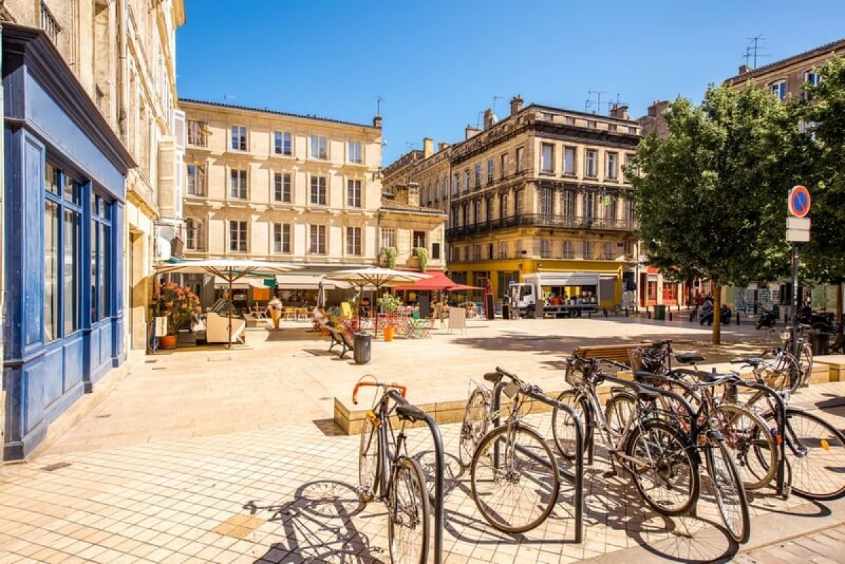 Une petite place en plein cœur de Bordeaux en été 