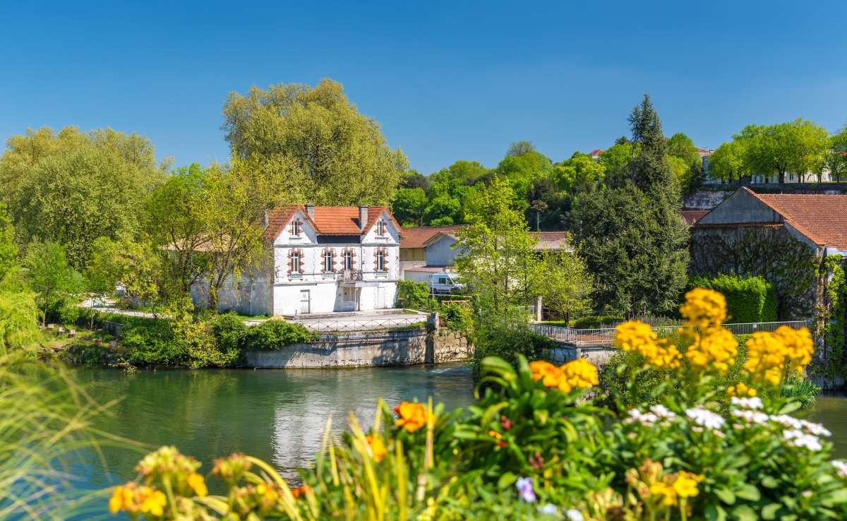 L'immobilier autour de Bordeaux - pour habiter ou pour investir Prix immobiliers Bordeaux - Paysage pittoresque de la Charente à Cognac