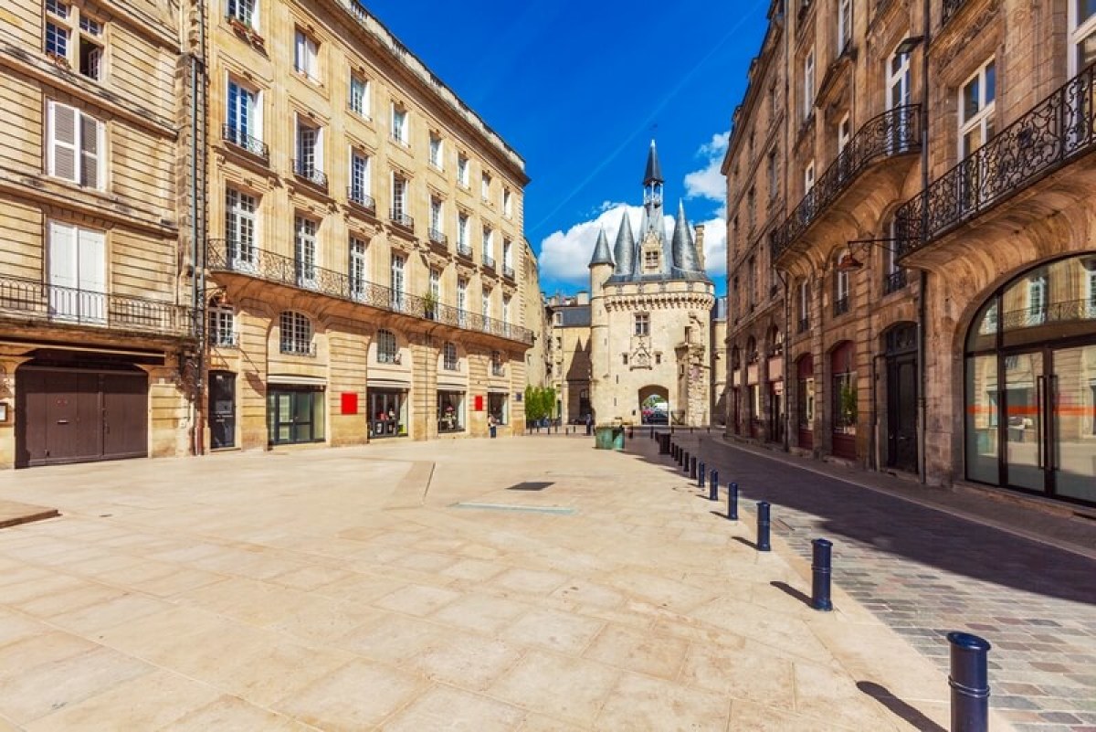 Une rue bordelaise. Une rue bordelaise et la Porte de la Grosse Cloche