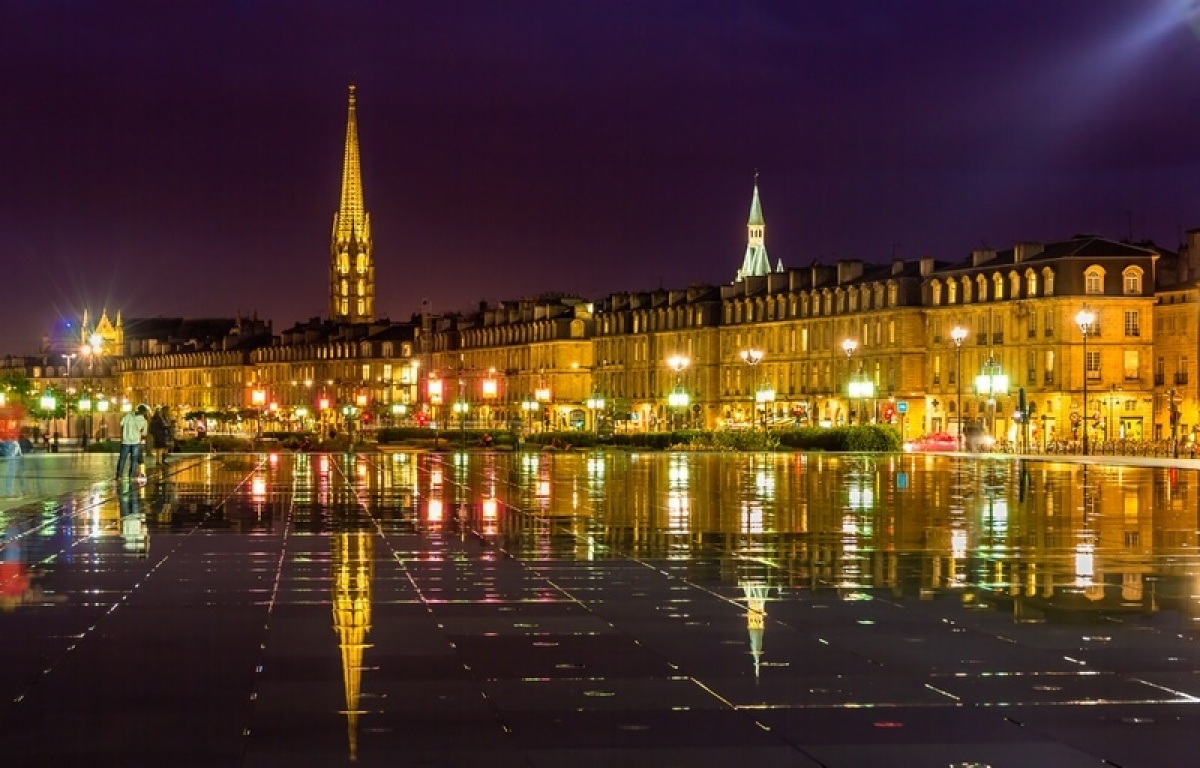 Le miroir d’eau à Bordeaux, place de la Bourse, vu de nuit