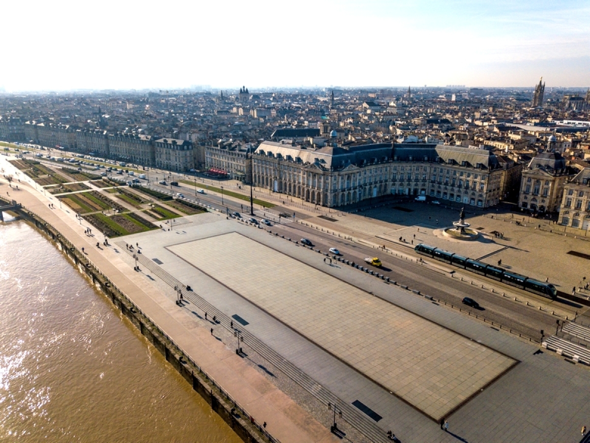 Le miroir d'eau de Bordeaux vue du ciel