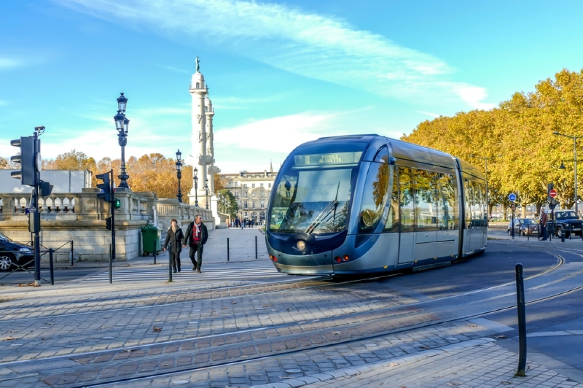 Le tramway de Bordeaux circulant en plein centre-ville de Bordeaux