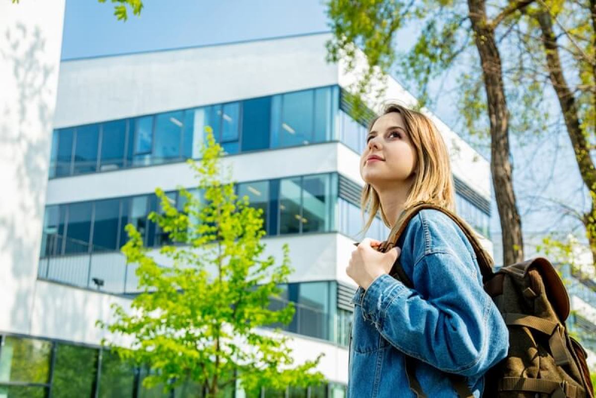 Louer un appartement neuf à Bordeaux - jeune étudiante à la recherche d'un logement à Bordeaux