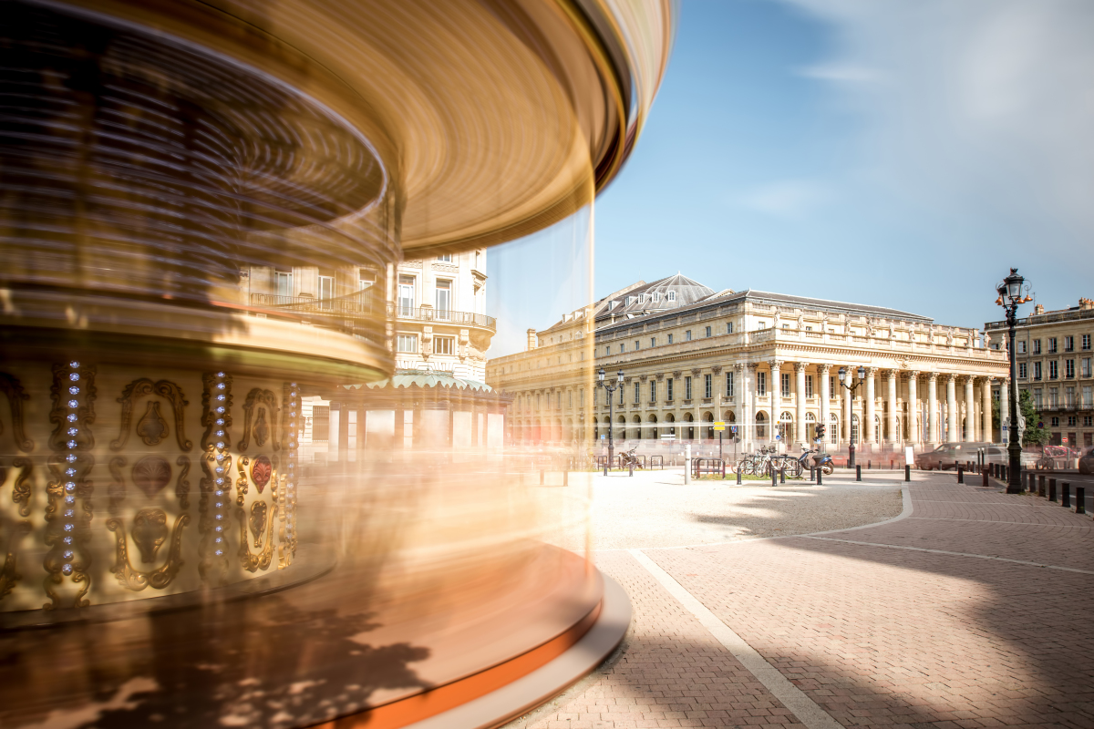 Baisse des prix immobilier Bordeaux — Un manège sur une place de Bordeaux