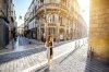  Louer un appartement neuf à Bordeaux - jeune femme marchant dans les rues de Bordeaux