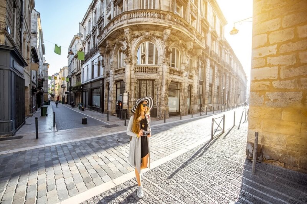 Louer un appartement neuf à Bordeaux - jeune femme marchant dans les rues de Bordeaux