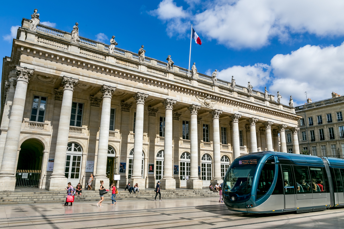 Tram de Bordeaux devant l'Opera Grand Theatre