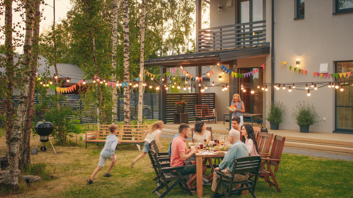 eco quartier Bordeaux Bastide - Des voisins partagent un repas dans un jardin partagé