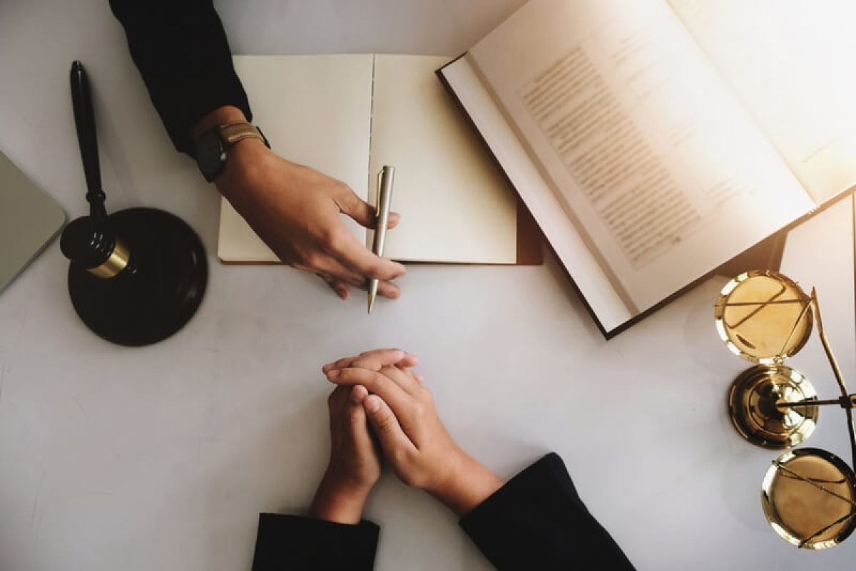 Niches fiscales juristes et justice travaillant sur une loi