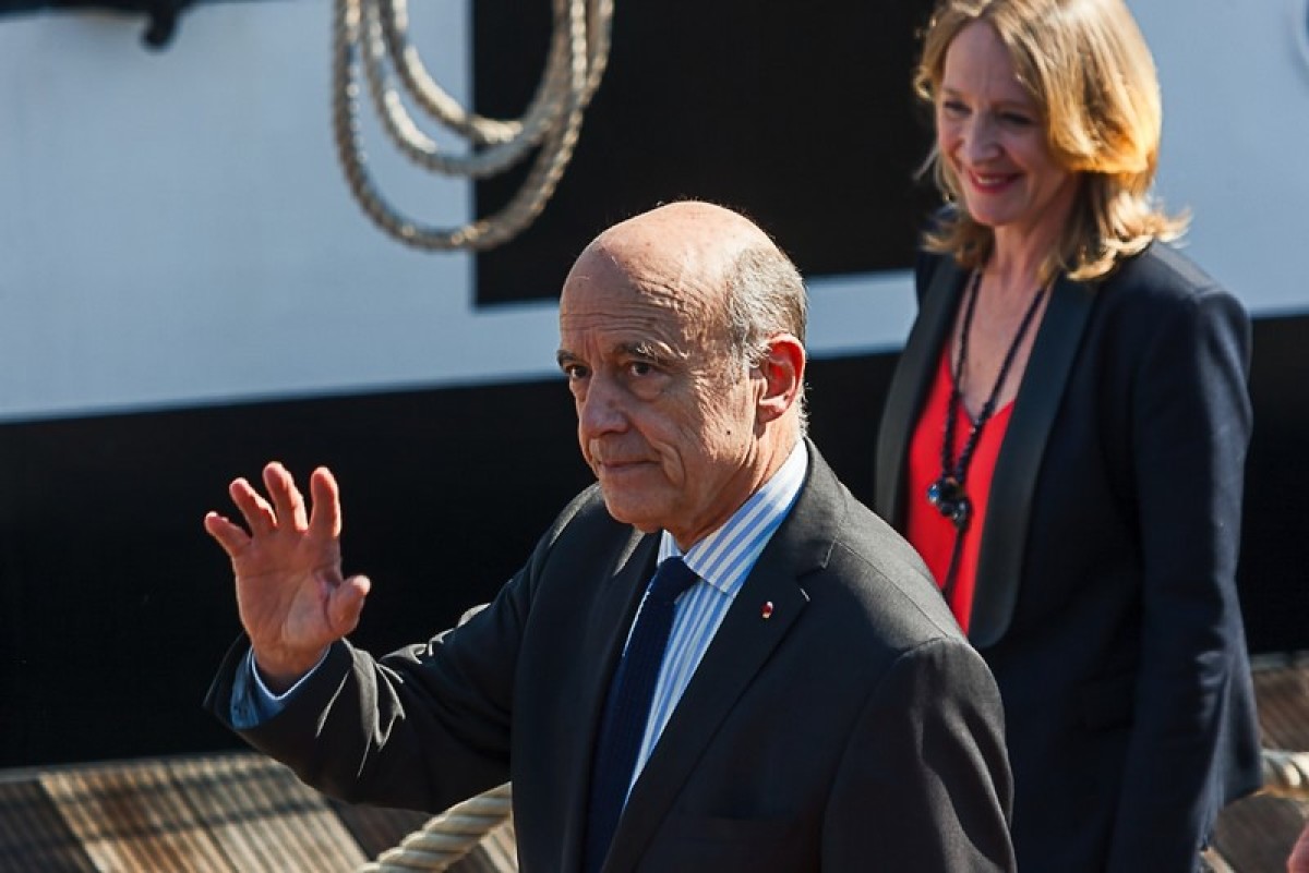 Alain Juppé maire de Bordeaux, au premier plan, une dame au second plan