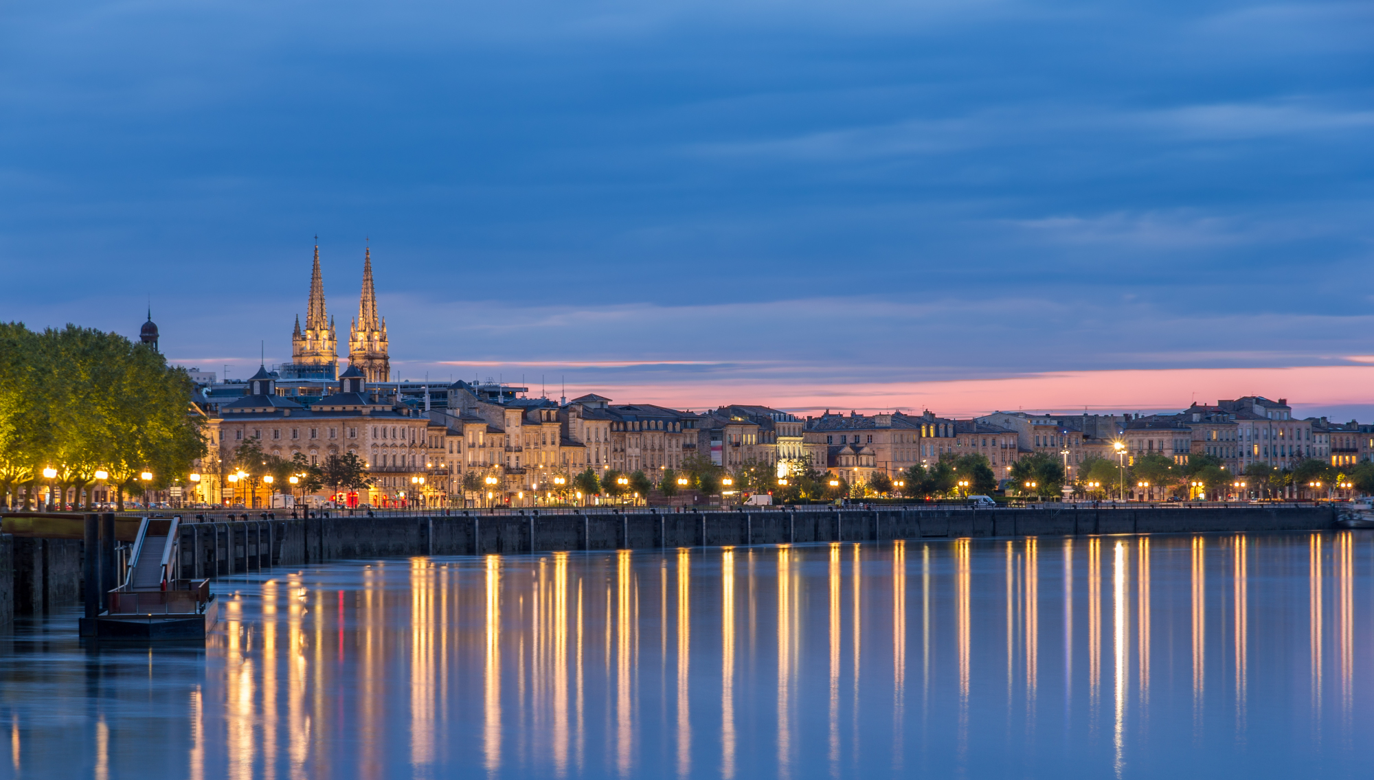 Vue sur Bordeaux le soir