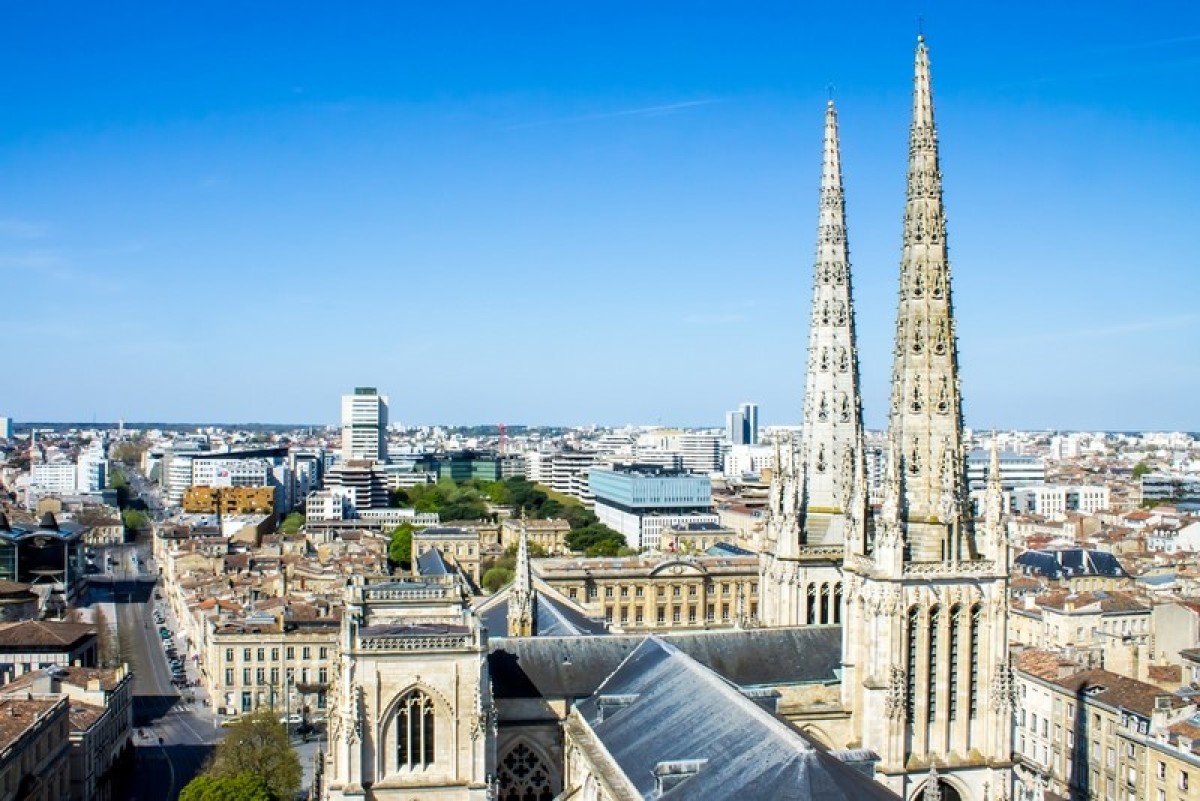 Les toits de Bordeaux et le ciel bleu