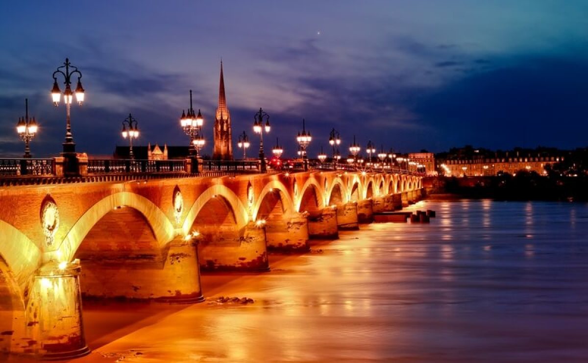 Pont Simone Veil Bordeaux — Un pont à Bordeaux au coucher de soleil