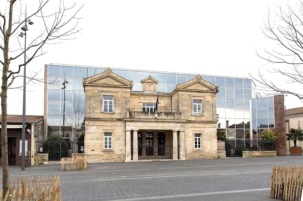 Pessac quartier annexe de Bordeaux - vue sur la mairie de Pessac