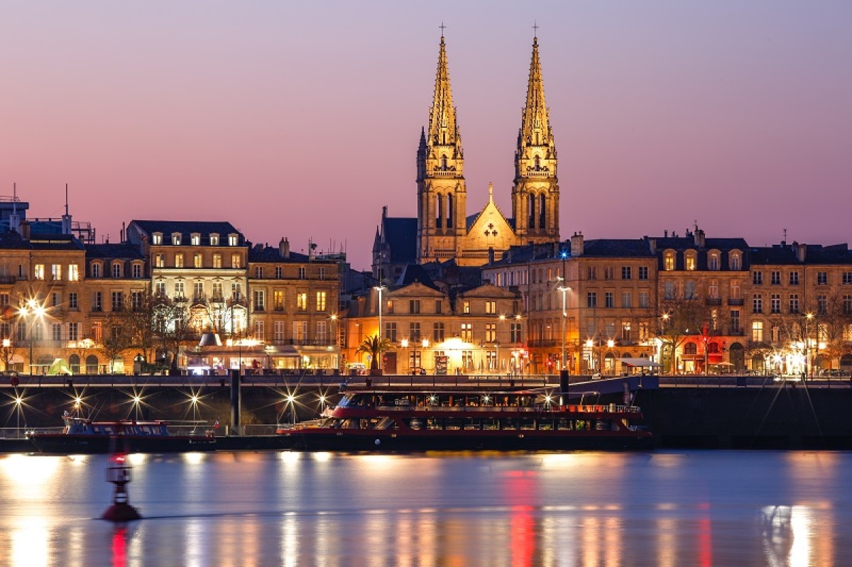 Bordeaux vue de la rive droite la nuit