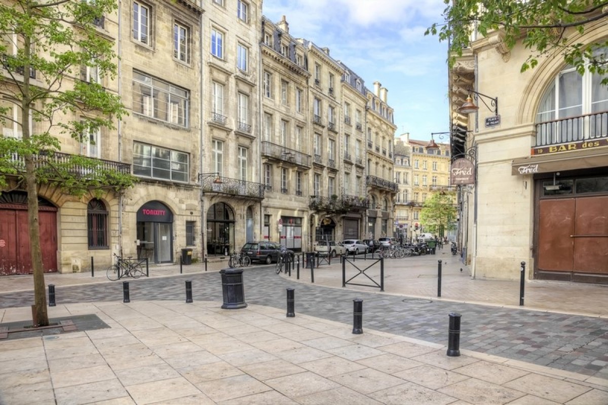 Rues et places dans le centre historique de la vieille ville au petit matin 