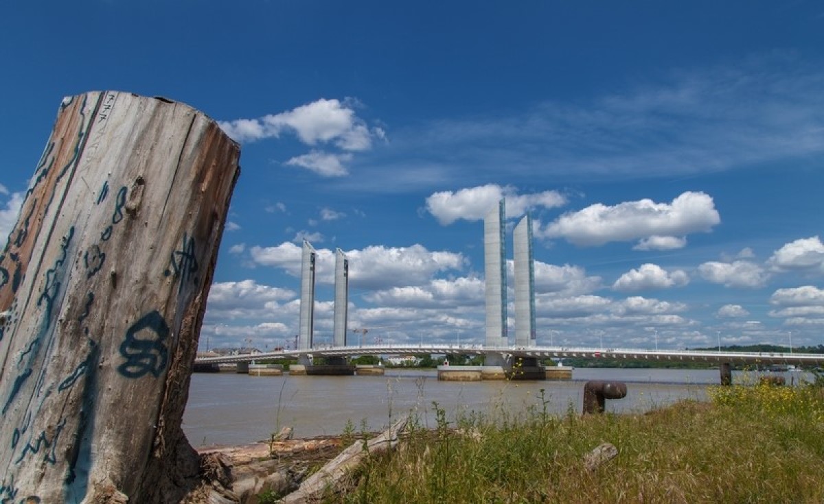 "C'est le pont Chaban Delmas qui symbolise le développement du quartier Brazza Le pont Chaban Delmas