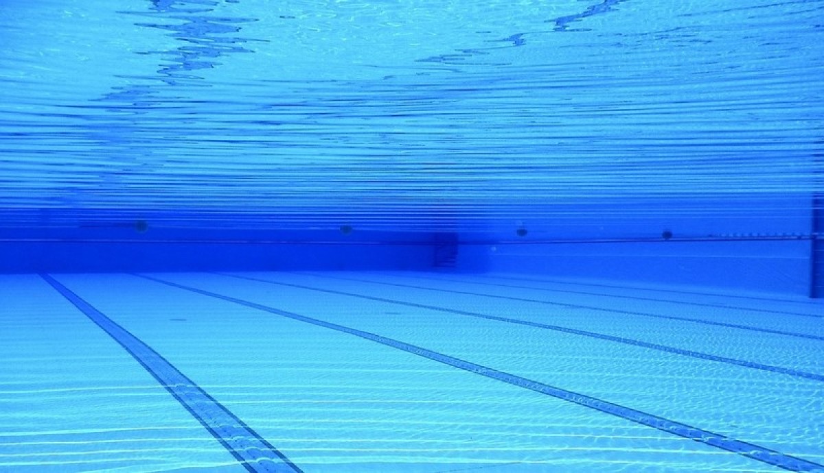 vue sous l'eau dans une piscine vue sous l'eau dans une piscine