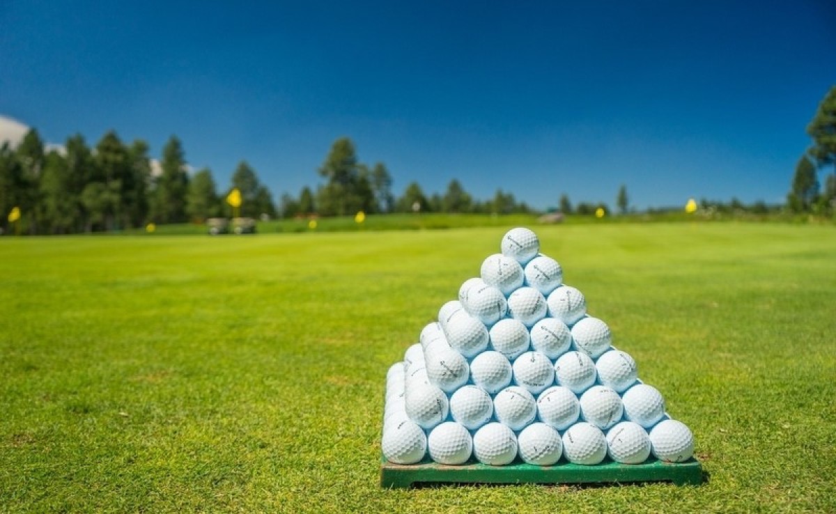 Des balles de golf disposées en triangle Bientôt un golf dans le quartier Brazza